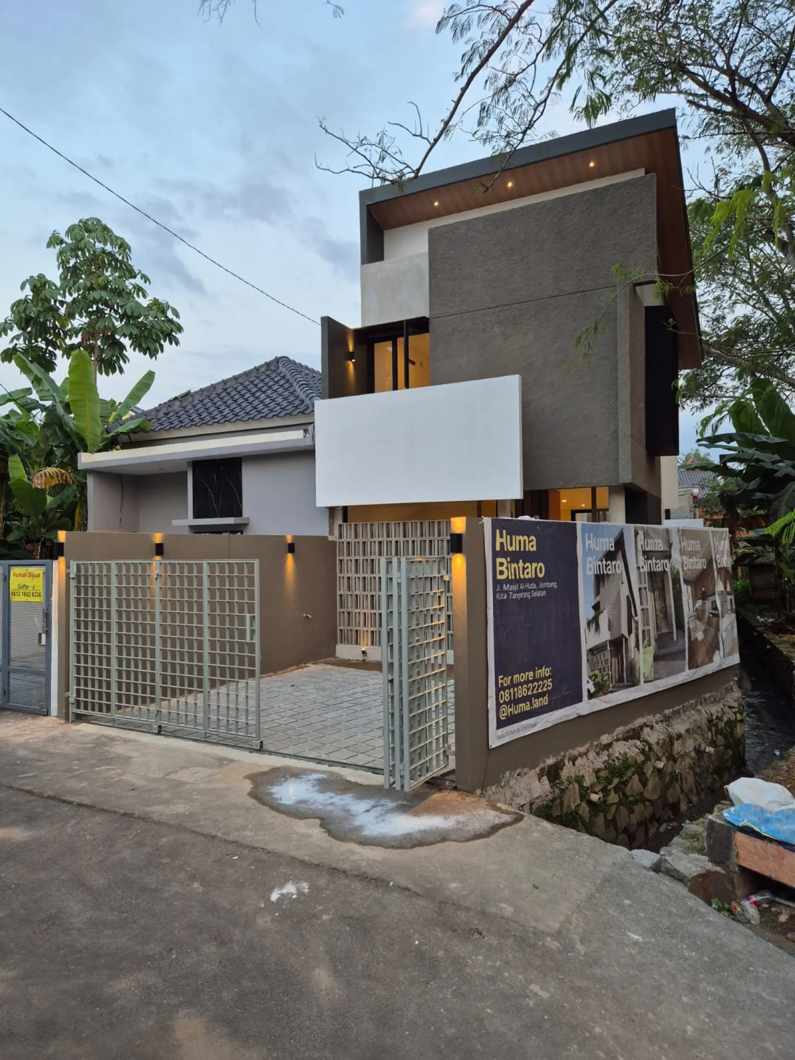 Rumah Dijual di At Huma Bintaro, 2 Lantai Siap Huni dengan Backyard dan SHM